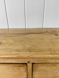 An Antique English Pine Chest of Drawers/Dresser c1890