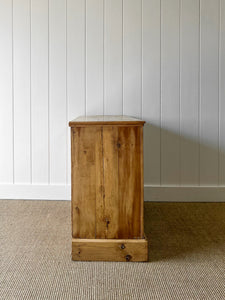 An Antique English Pine Chest of Drawers/Dresser c1890
