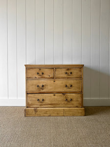 An Antique English Pine Chest of Drawers/Dresser c1890