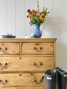 An Antique English Pine Chest of Drawers/Dresser c1890