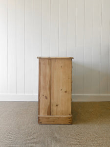 A Very Good English Pine Chest of Drawers/Dresser with Wooden Knobs c1890