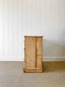 A Very Good English Pine Chest of Drawers/Dresser with Wooden Knobs c1890