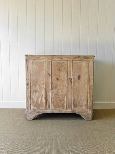 An 19th Century English Chest of Drawers or Dresser