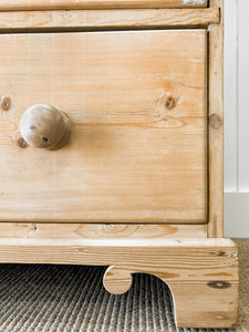 A Very Good English Pine Chest of Drawers/Dresser with Wooden Knobs c1890