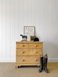 A Very Good English Pine Chest of Drawers/Dresser with Wooden Knobs c1890
