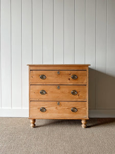 An Antique English Pine Chest of Drawers/Dresser c1890