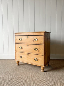 An Antique English Pine Chest of Drawers/Dresser c1890