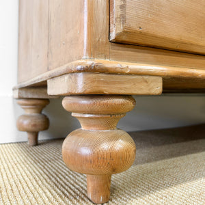 A 19th Century English Pine Chest of Drawers/Dresser with Tulip Feet