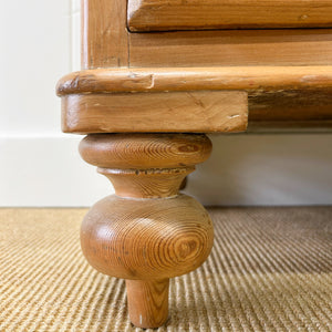 A 19th Century English Pine Chest of Drawers/Dresser with Tulip Feet
