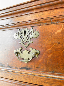 An Early 19th Century English Country Oak Chest of Drawers Dresser