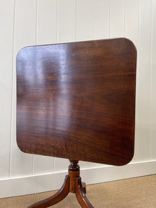 An Antique English 18th Century Mahogany Tilt-top Table c1790
