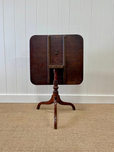 An Antique English 18th Century Mahogany Tilt-top Table c1790
