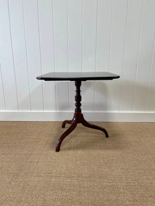 An Antique English 18th Century Mahogany Tilt-top Table c1790